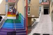 Gökkuşağı merdivenler beyaza boyandı
