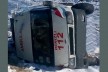 Kazaya giden ambulans devrildi
