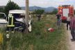 Yoldan çıkan kamyonet direğe çarptı, sürücü araçta sıkıştı
