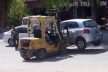 Pamukkale Belediyesi’nin kaldırım çalışmasını yapan taşeron firma çalışanları forklift ile araçları çekti