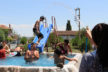 Çal’da çocuklar süs havuzunu aqua parka çevirdi