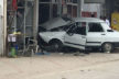 Kaldırımda oturan esnafa otomobil çarptı