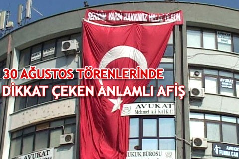 30 AĞUSTOS TÖRENLERİNDE DİKKAT ÇEKEN ANLAMLI AFİŞ
