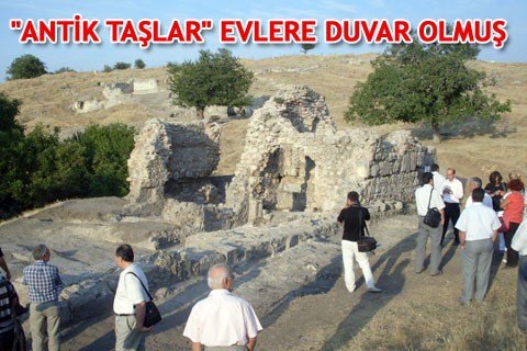 “ANTİK TAŞLAR” EVLERE DUVAR OLMUŞ