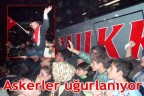 Askerler uğurlanıyor