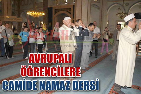 Avrupalı öğrencilere camide namaz dersi