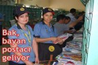 Bak, bayan postacı geliyor