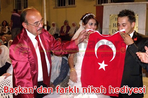 Başkan’dan farklı nikah hediyesi