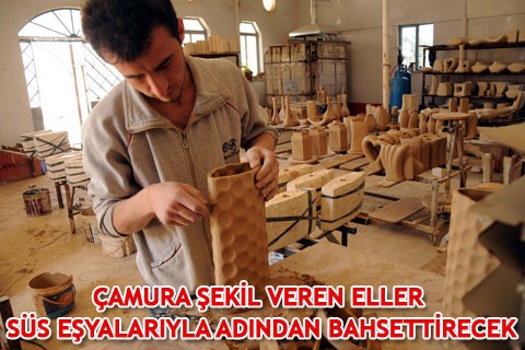 ÇAMURA ŞEKİL VEREN ELLER SÜS EŞYALARIYLA ADINDAN BAHSETTİRECEK