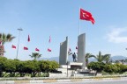 Dev bayrak Üçgen’de