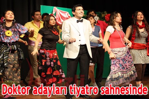 Doktor adayları tiyatro sahnesinde