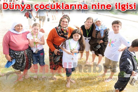 Dünya çocuklarına nine ilgisi