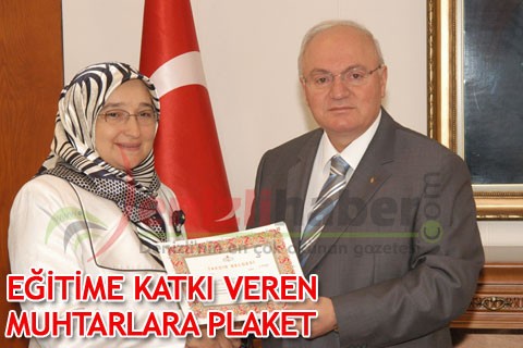 EĞİTİME KATKI VEREN MUHTARLARA PLAKET