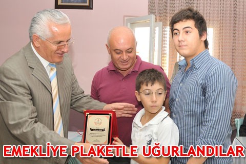 EMEKLİYE PLAKETLE UĞURLANDILAR