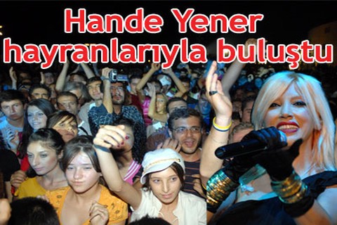 Hande Yener hayranlarıyla buluştu