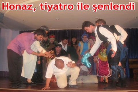 Honaz, tiyatro ile şenlendi