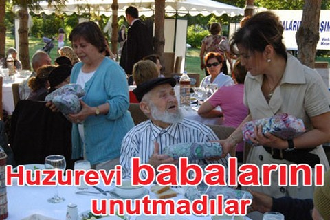 Huzurevi babalarını unutmadılar