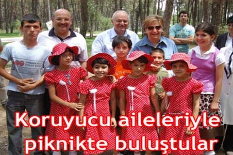 Koruyucu aileleriyle, piknikte buluştular