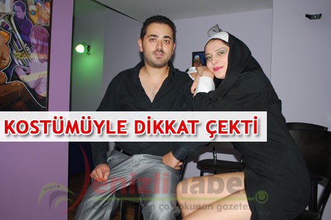 KOSTÜMÜYLE DİKKAT ÇEKTİ