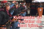 Kutlamalar da turistler de kent içine..