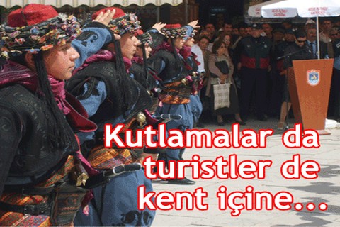 Kutlamalar da turistler de kent içine..