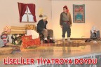 LİSELİLER TİYATROYA DOYDU