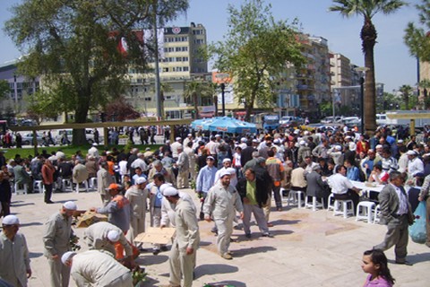 Müftülükten gül ve yemek