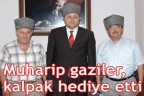 Muharip gaziler, kalpak hediye etti