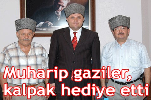 Muharip gaziler, kalpak hediye etti