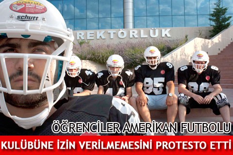 ÖĞRENCİLER AMERİKAN FUTBOLU KULÜBÜNE İZİN VERİLMEMESİNİ PROTESTO ETTİ