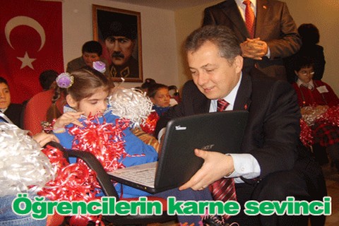 Öğrencilerin karne sevinci