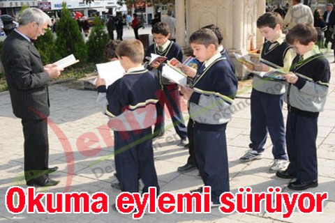 Okuma eylemi sürüyor