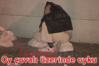 Oy çuvalı üzerinde uyku