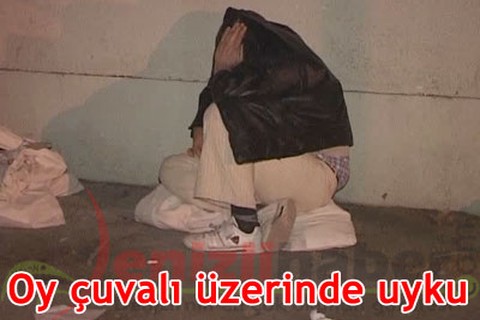 Oy çuvalı üzerinde uyku