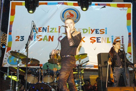 Pamela coşturdu
