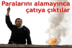 Paralarını alamayınca çatıya çıktılar
