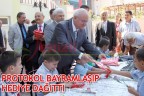 PROTOKOL BAYRAMLAŞIP HEDİYE DAĞITTI