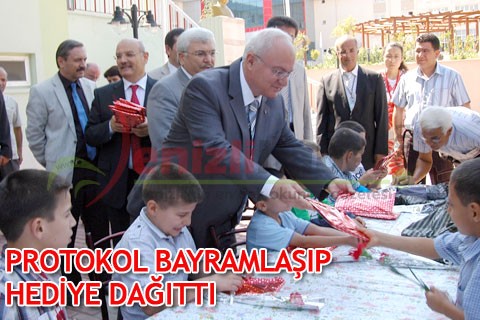 PROTOKOL BAYRAMLAŞIP HEDİYE DAĞITTI