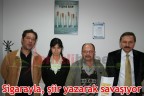 Sigarayla, şiir yazarak savaşıyor