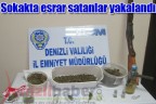 Sokakta esrar satanlar yakalandı