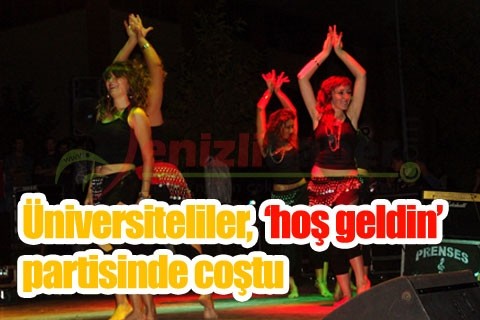 Üniversiteliler, hoş geldiniz partisinde coştu