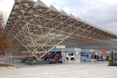 Uzay çatılar yıkılıyor