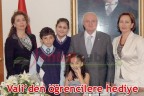 Vali’den öğrencilere hediye