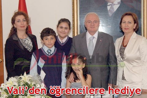 Vali’den öğrencilere hediye
