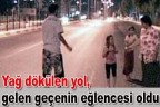 Yağ dökülen yol, gelen geçenin eğlencesi oldu