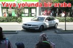 Yaya yolunda bir araba