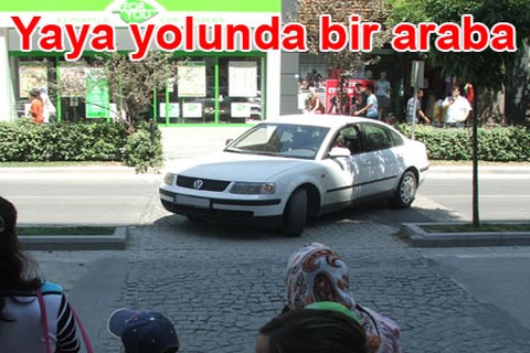 Yaya yolunda bir araba