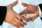 Gümrükçüler rüşvet paylaşırken yakalandı