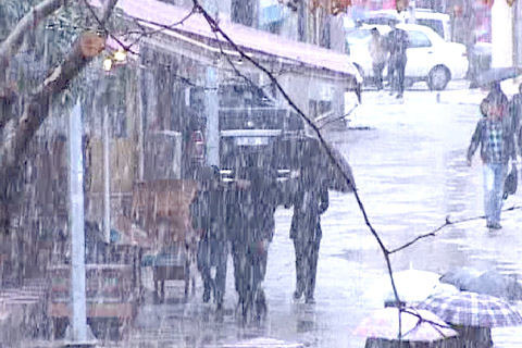 Denizli’ye lapa lapa kar yağıyor