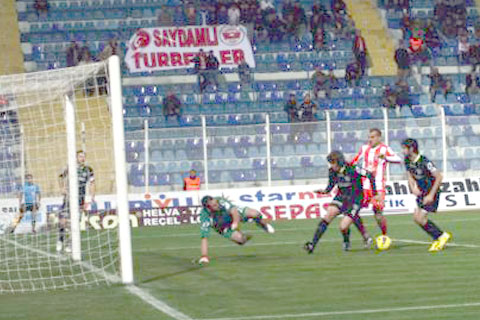Denizlispor son nefeste 1 puan aldı